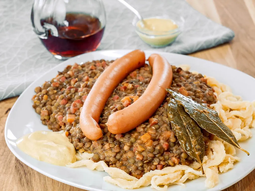 Linsen mit Spätzle und Saiten piroschki mit kartoffeln