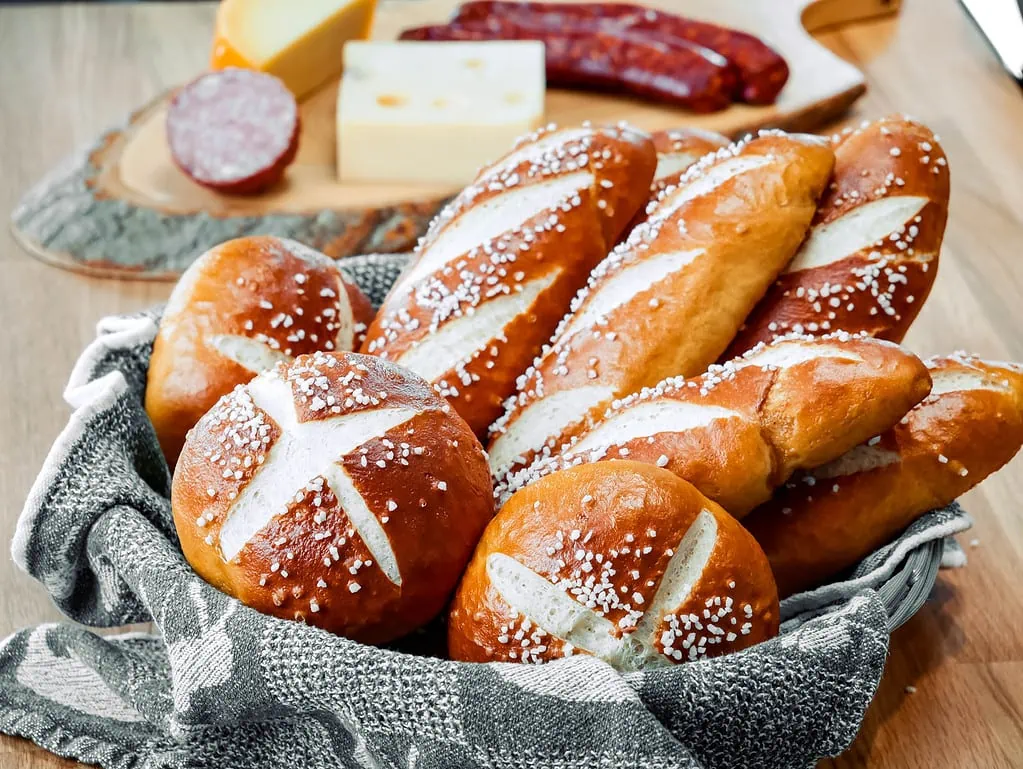 Laugenstangen und Laugenbrötchen piroschki mit kartoffeln