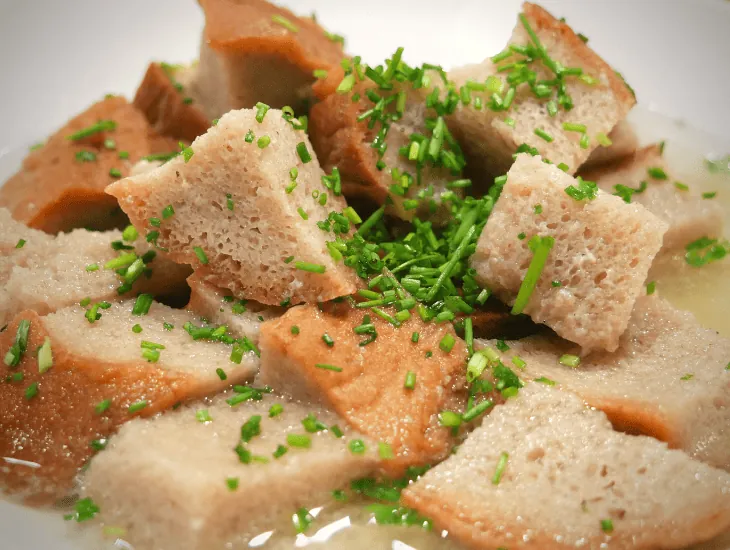 Brotsuppe wurstgulasch mit nudeln