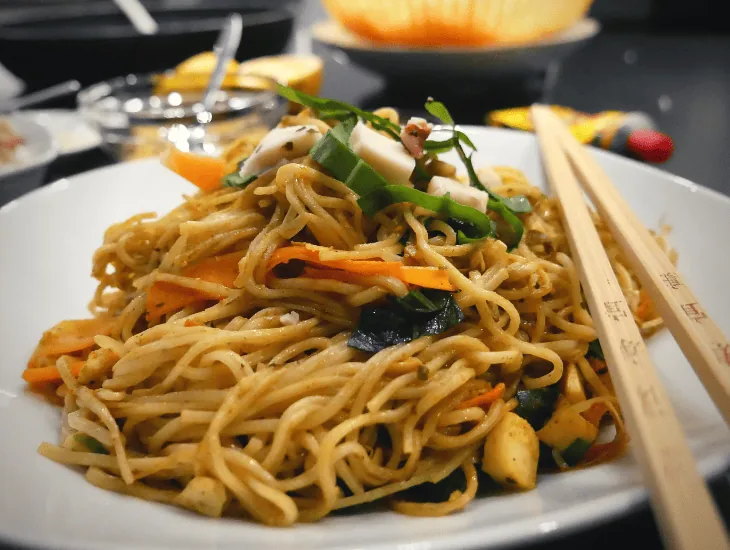 Gebratene Nudeln mit Meeresfrüchten und Bärlauch rucola soße