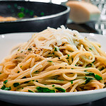 Spaghetti "Cacio e pepe con aglio selvatico"