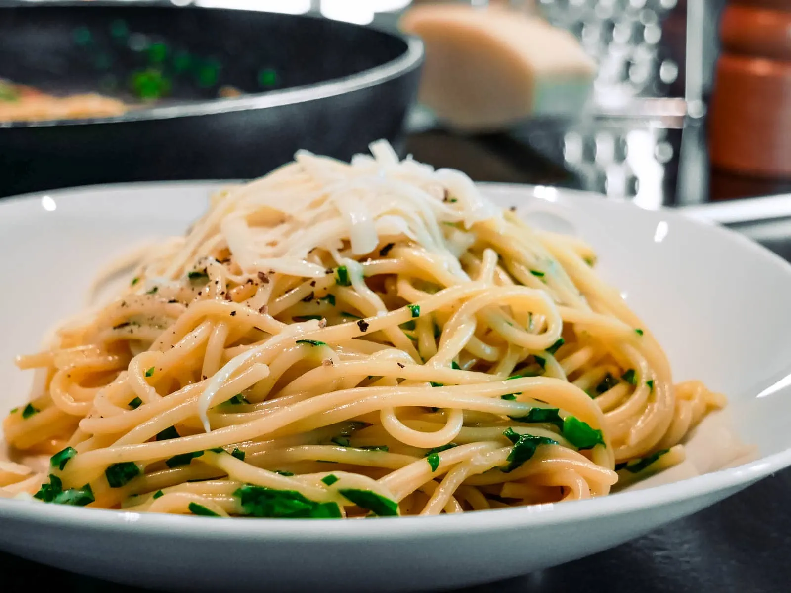 Spaghetti „Cacio e pepe con aglio selvatico“