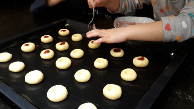 Kinder backen Plätzchen