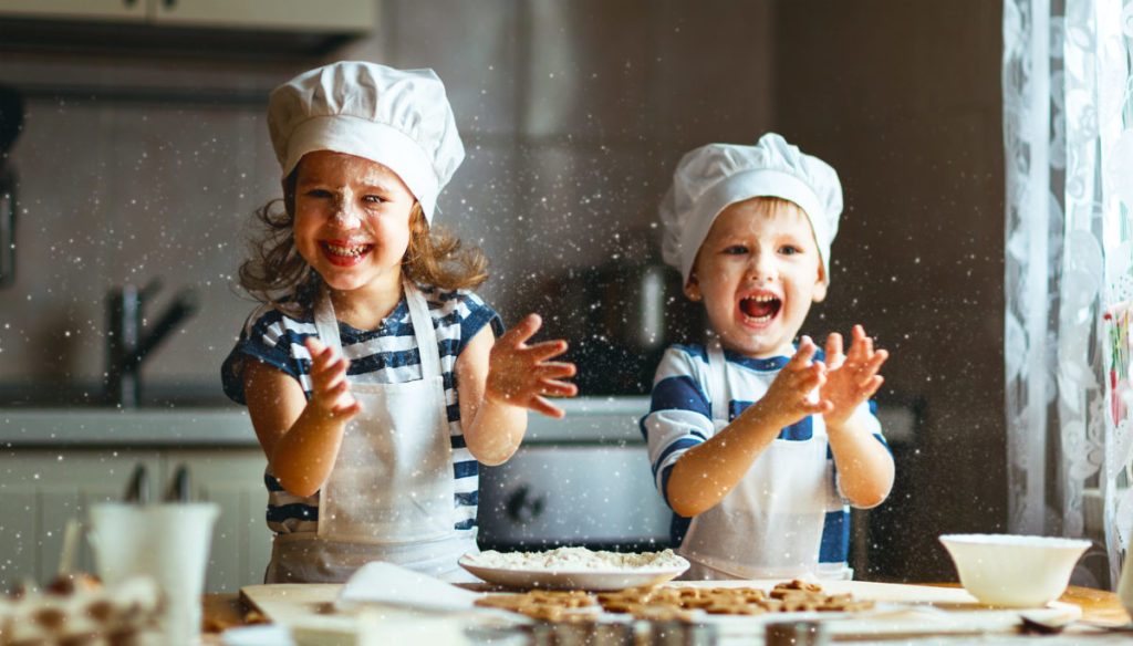 Kinder beim gemeinsamen Backen