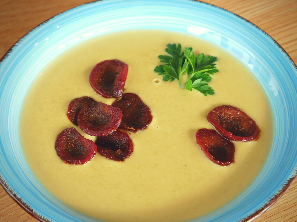 Erbsen-Cremesuppe mit Sucuk-Chips piroschki mit kartoffeln