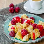 Grießschmarrn mit Himbeer-Püree süßer pfannkuchen-auflauf süßer pfannkuchen-auflauf, auflauf mit rhabarber