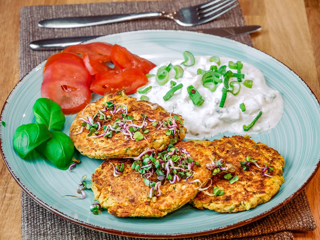 Kichererbsen Taler mit Kräuterdip und Salat balsamico linsen