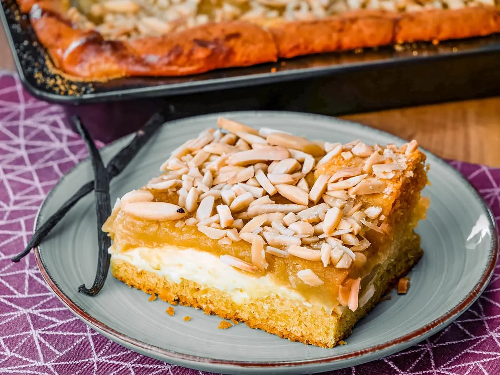 Rhabarber-Blechkuchen mit Vanillecreme rhabarberkuchen mit pudding und streusel