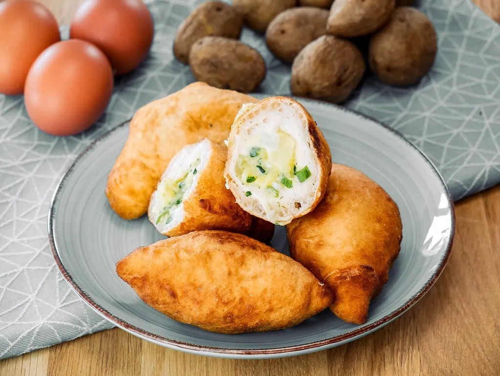 Russische Piroschki mit Kartoffel-Ei-Bärlauch-Füllung grießschmarrn