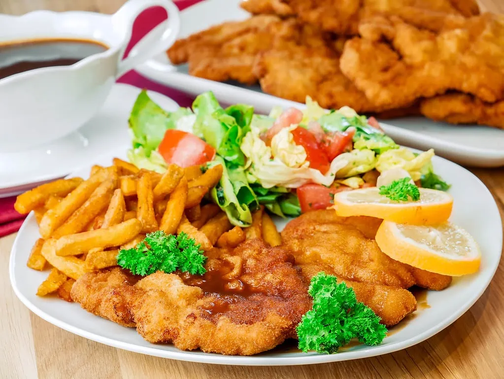 Schnitzel vom Schweinefilet mit selbstgemachten Pommes balsamico linsen