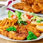 Schnitzel vom Schweinefilet mit selbstgemachten Pommes