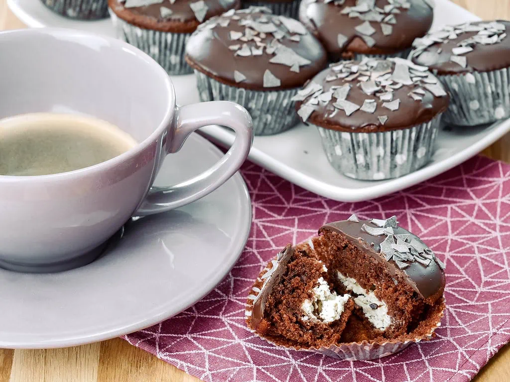 Schokomuffins mit Frischkäse-Füllung erdbeer rhabarber kuchen