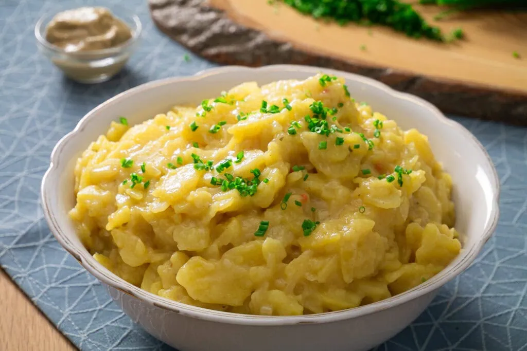 Schwäbischer Kartoffelsalat ohne Mayonnaise serviert mit Maultaschen.