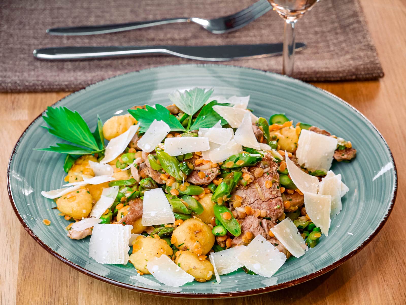 Spargel-Gnocchi-Salat mit Schweinefilet