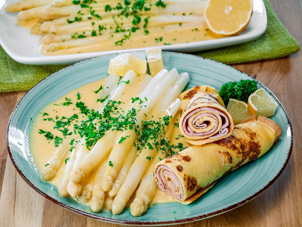 Spargel mit Schinken und Pfannkuchen und Sauce Hollandaise