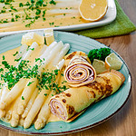 Spargel mit Schinken und Pfannkuchen und Sauce Hollandaise