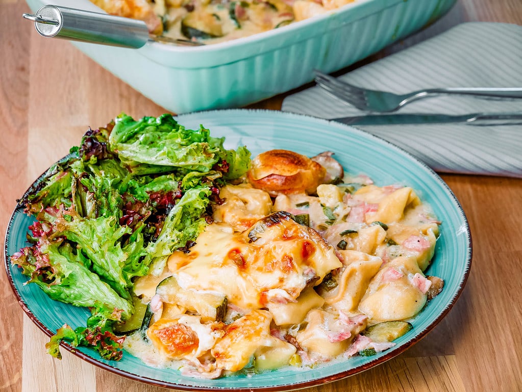 Tortelloni-Auflauf mit Schinken Sahne-Soße rucola soße