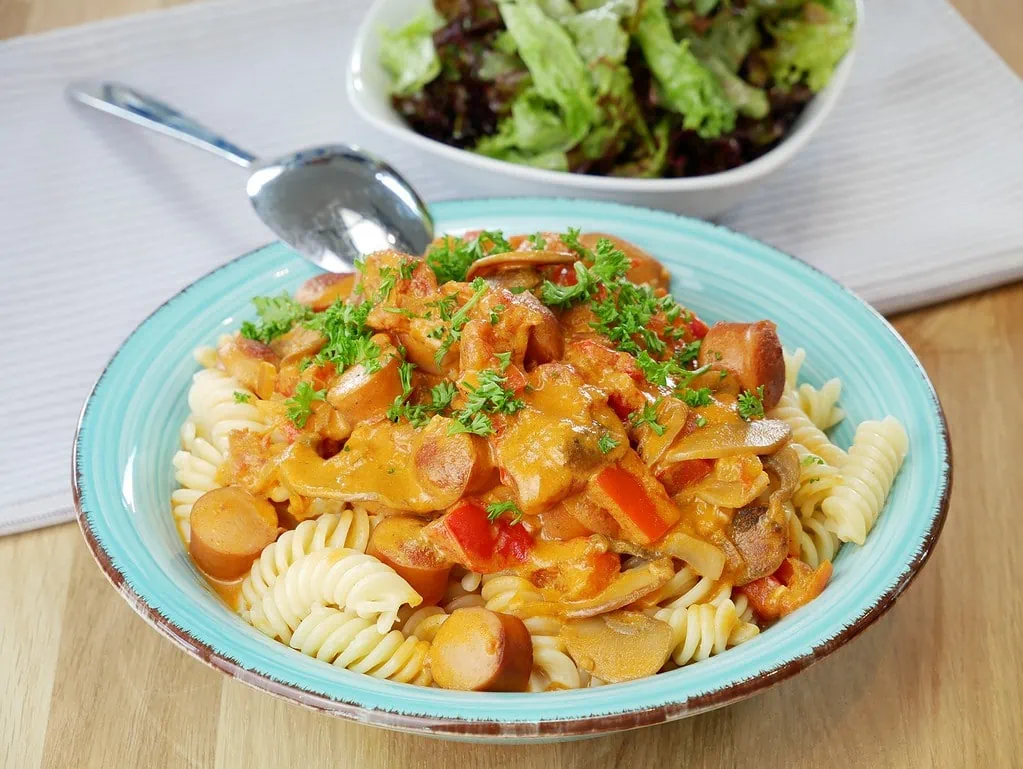 Wurstgulasch mit Champignons und Nudeln rucola soße