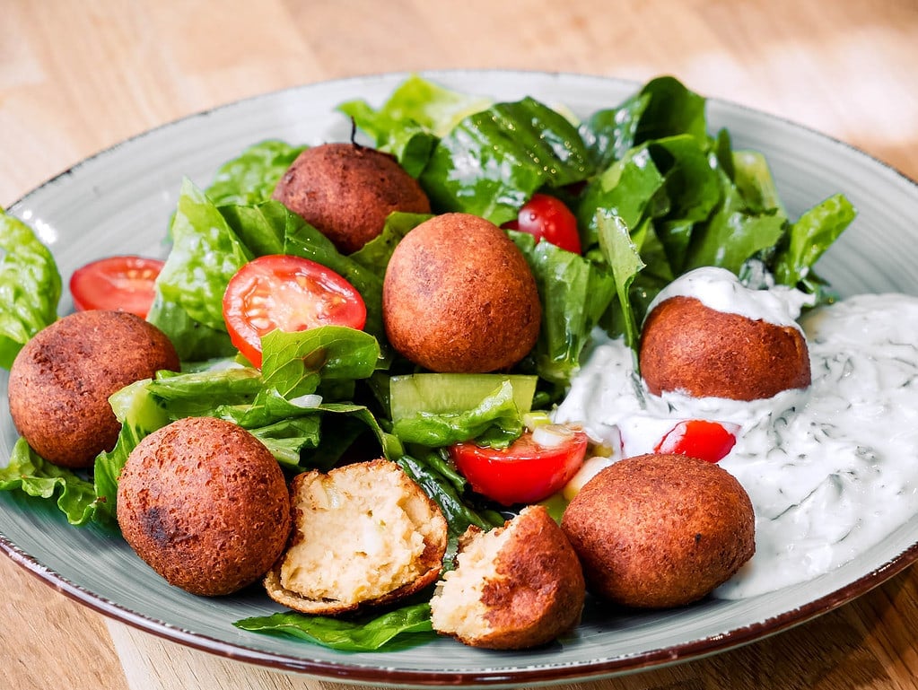 Falafel mit Salat und Minzjoghurt hasselback kartoffeln