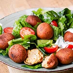 Falafel mit Salat und Minzjoghurt