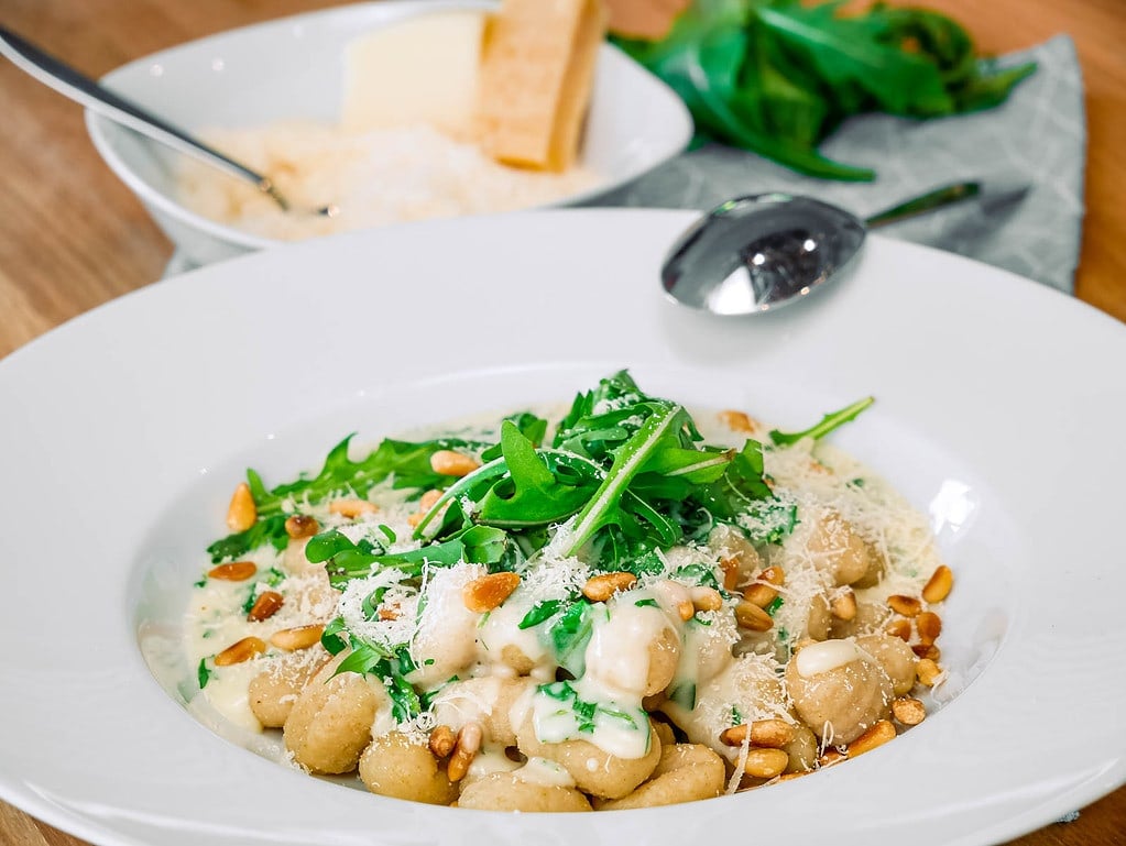 Gnocchi mit Käse-Rucola-Sauce piccata vom schwein