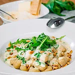 Gnocchi mit Käse-Rucola-Sauce nudelpfanne mit hähnchen nudelpfanne mit hähnchen, hähnchen mozzarella pfanne, hähnchen mit getrockneten tomaten