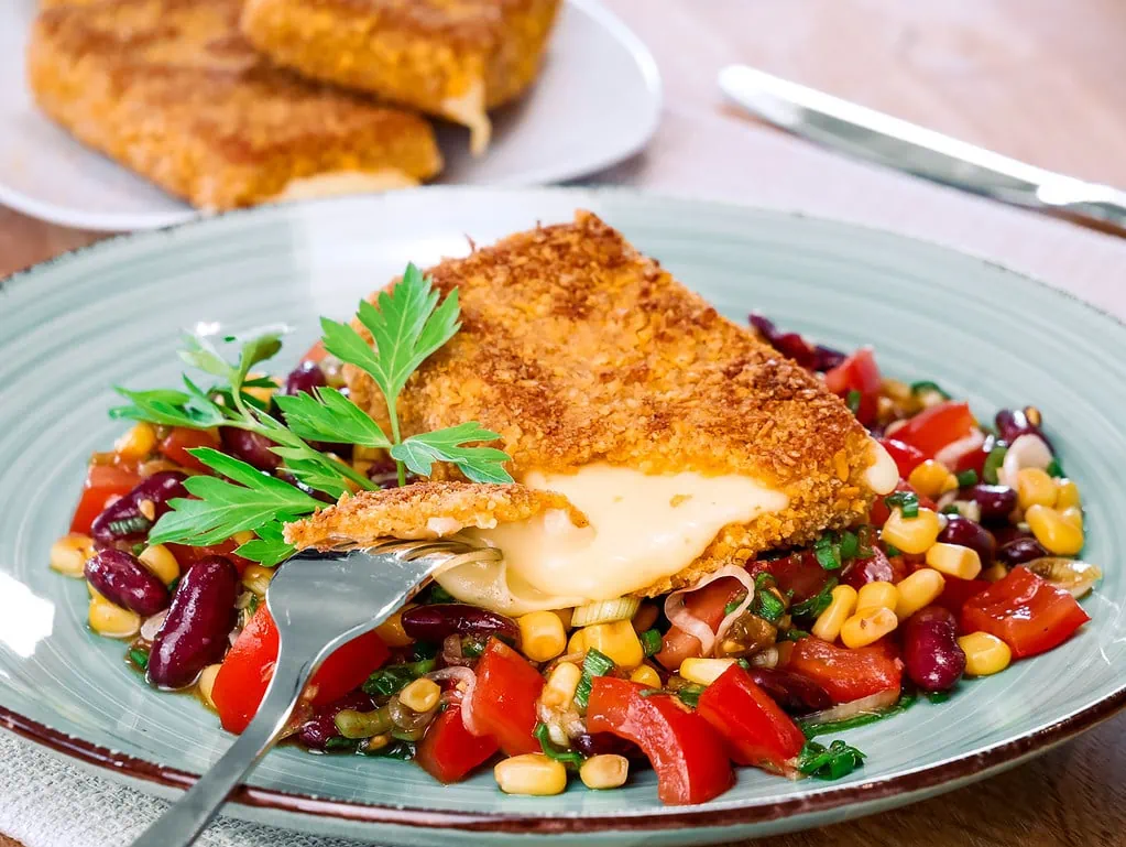 Käseschnitzel mit Tortillakruste auf Bohnen-Mais-Gemüse erdbeer tiramisu mit mascarpone