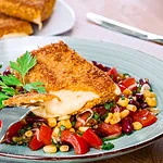 Käseschnitzel mit Tortillakruste auf Bohnen-Mais-Gemüse