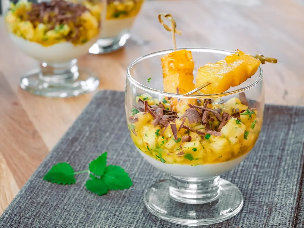 Kokospudding mit Ananasspießen