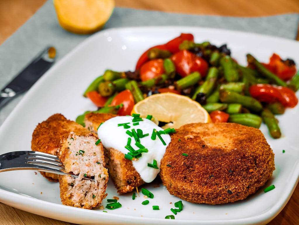 Lachsbuletten mit grünen Bohnen und Oliven rucola soße