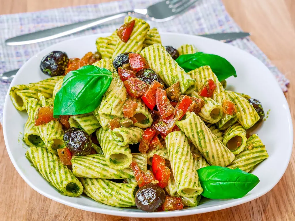 Pastasalat mit Pesto und Kapern hasselback kartoffeln