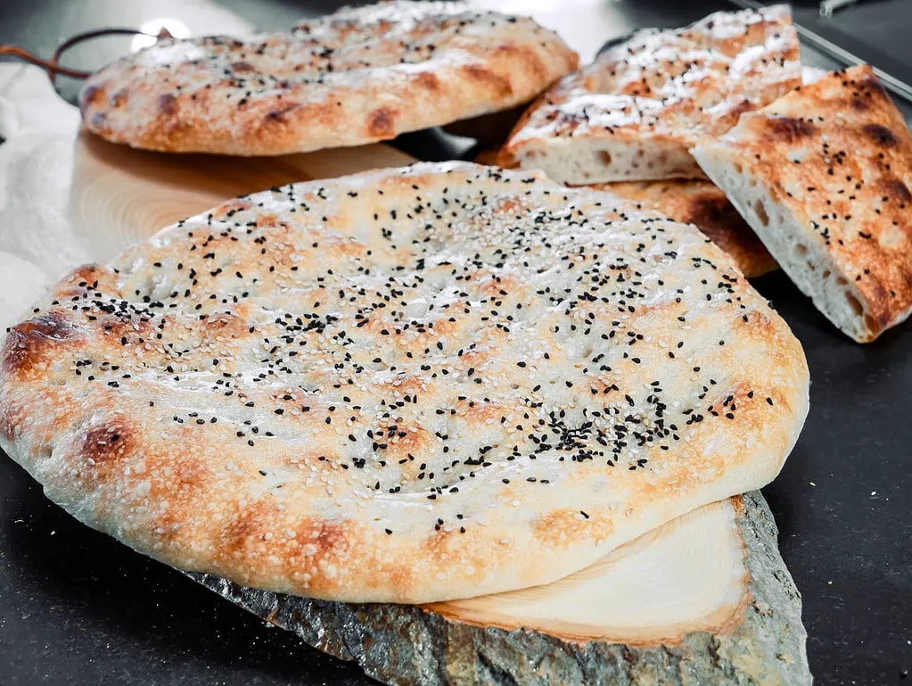 Pita Fladenbrot italienischer brotsalat mit rucola