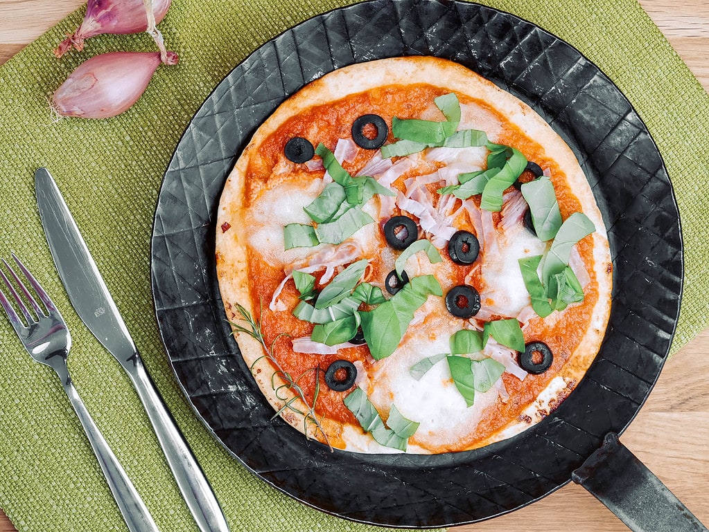 Pizza aus der Pfanne italienischer brotsalat mit rucola