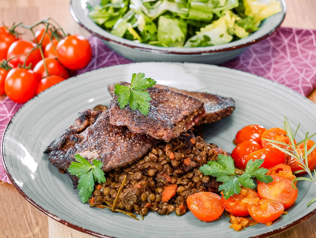 Rinderleber auf Balsamico-Linsen rucola soße