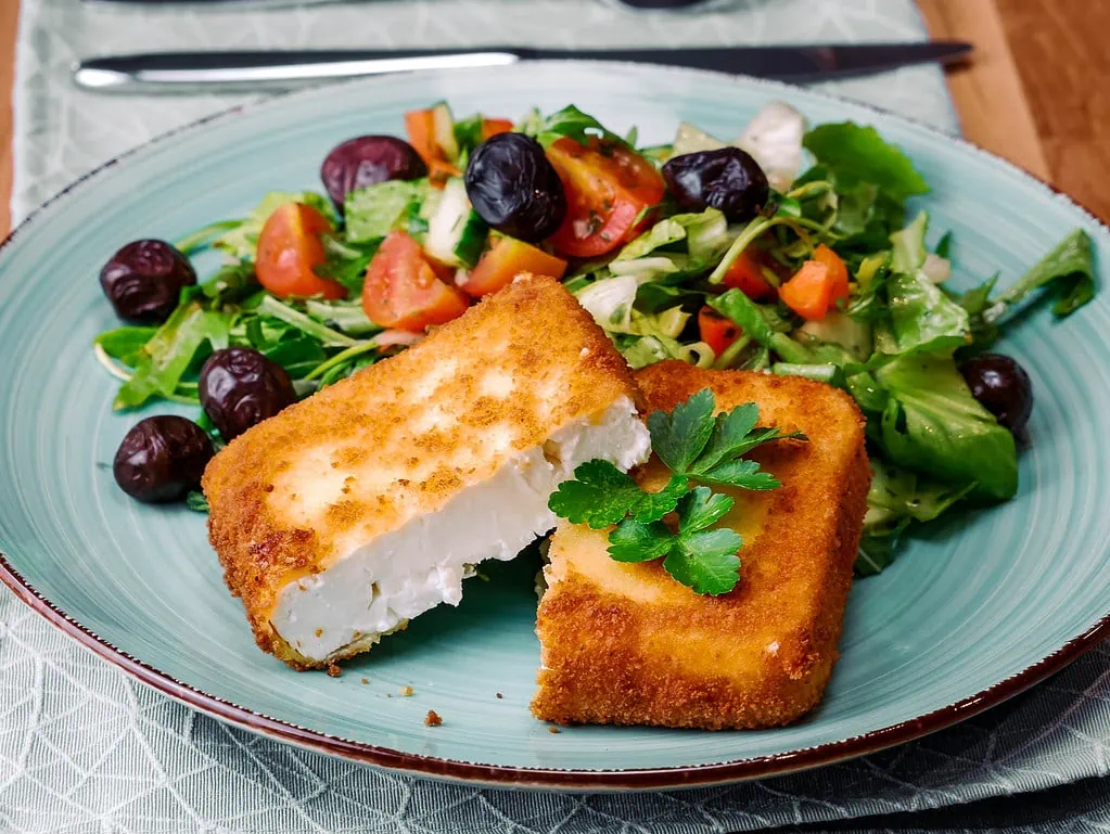 Saganaki - Gebackener Schafskäse mit Salat saganaki selber machen saganaki selber machen, schafskäse paniert, saganaki rezept