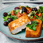 Saganaki - Gebackener Schafskäse mit Salat