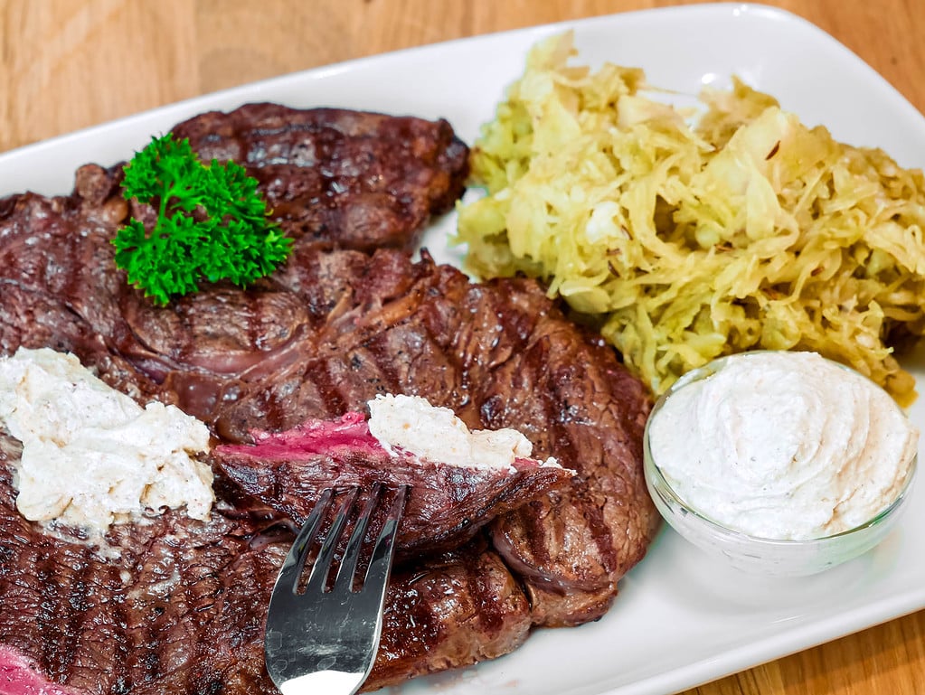 Steak vom Grill mit Sauerkrautsalat und würziger Sesambutter hasselback kartoffeln