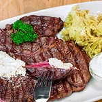 Steak vom Grill mit Sauerkrautsalat und würziger Sesambutter