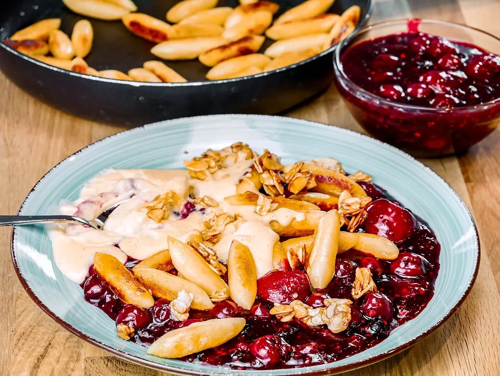 Süße Schupfnudeln mit roter Grütze omas kirschenmichel rezept