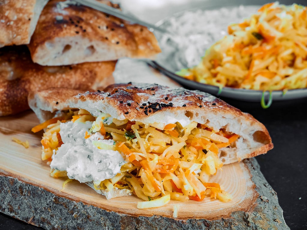 Suppengrün-Salat im Pita-Brot mit Pfeffer-Feta-Creme