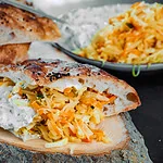 Suppengrün-Salat im Pita-Brot mit Pfeffer-Feta-Creme