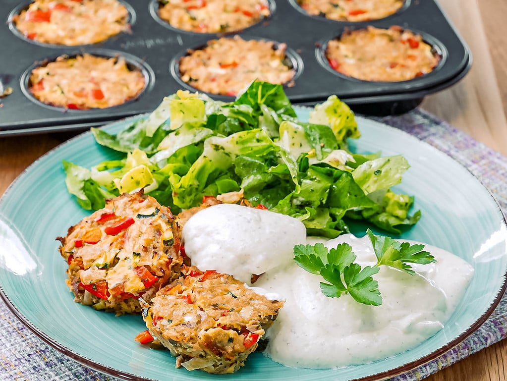 Thunfisch-Gemüse-Muffins mit Kräuter-Meerrettich-Dip