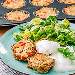 Thunfisch-Gemüse-Muffins mit Kräuter-Meerrettich-Dip