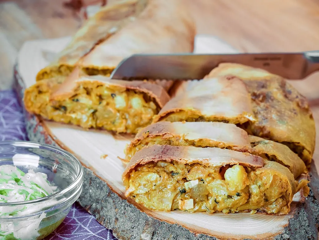 Bratkartoffeln-Spitzkohl-Strudel auflauf mit kartoffelkruste