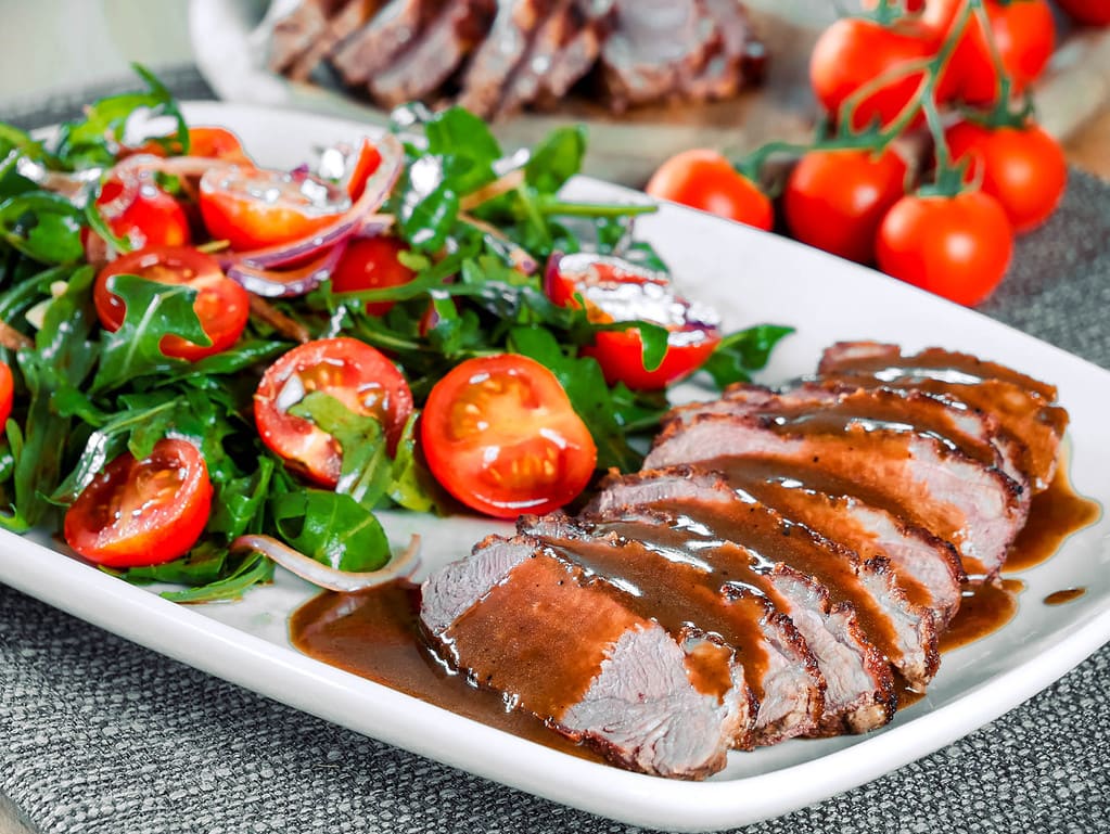 Entenbrust mit Rucola-Tomatensalat