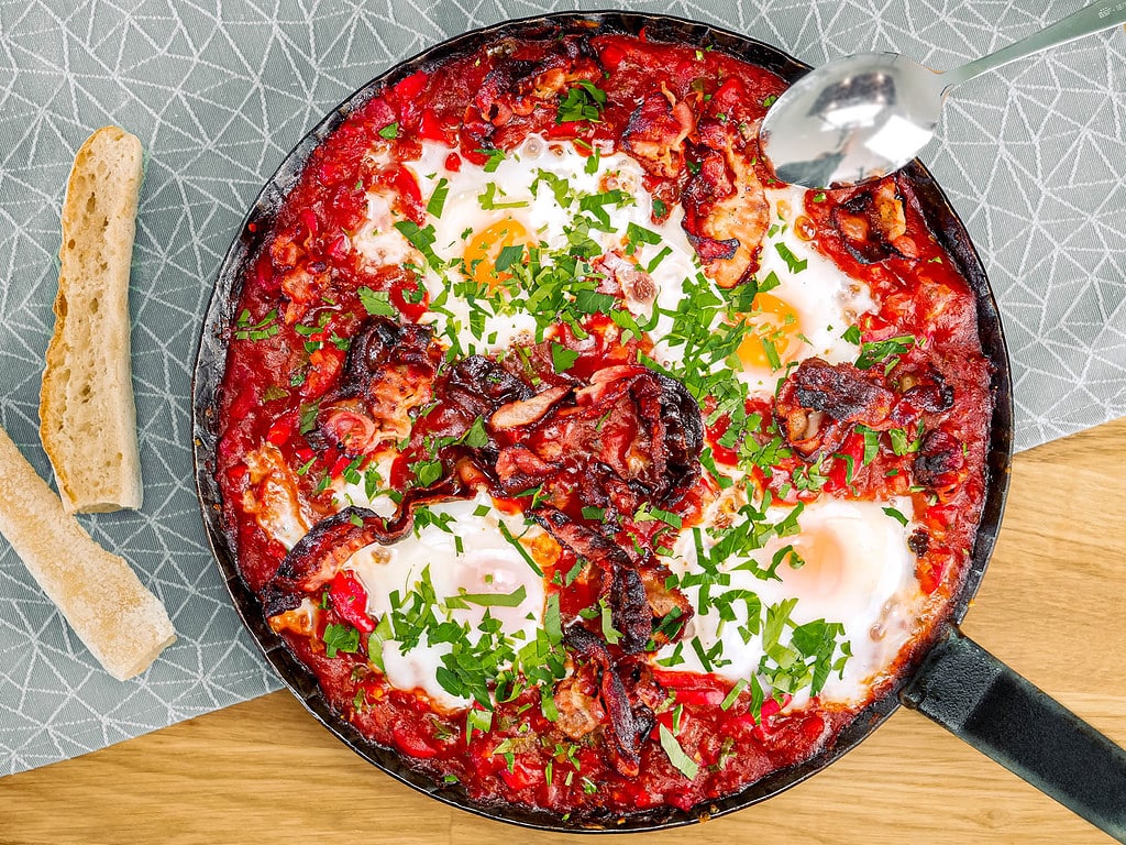 Huevos rancheros - Gemüsepfanne mit Spiegeleiern mexikanischer pfannkuchen auflauf