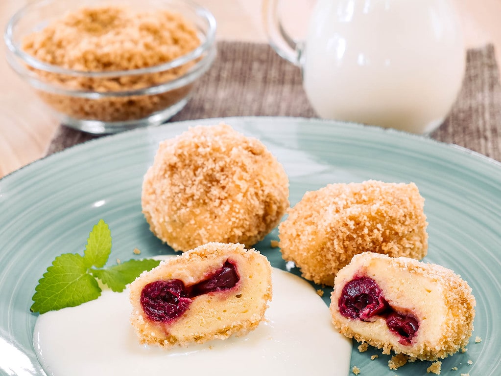 Kirschtopfenknödel mit Vanillesoße