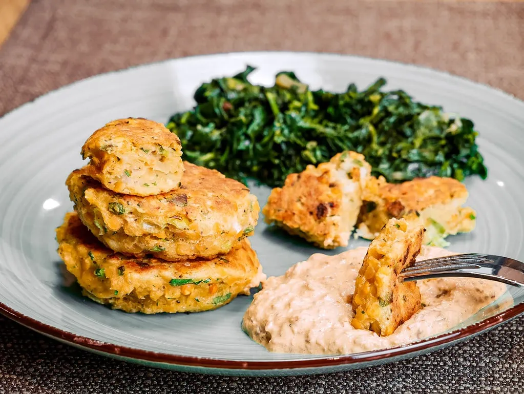 Linsentaler mit Ajvardip und Spinat auflauf mit kartoffelkruste