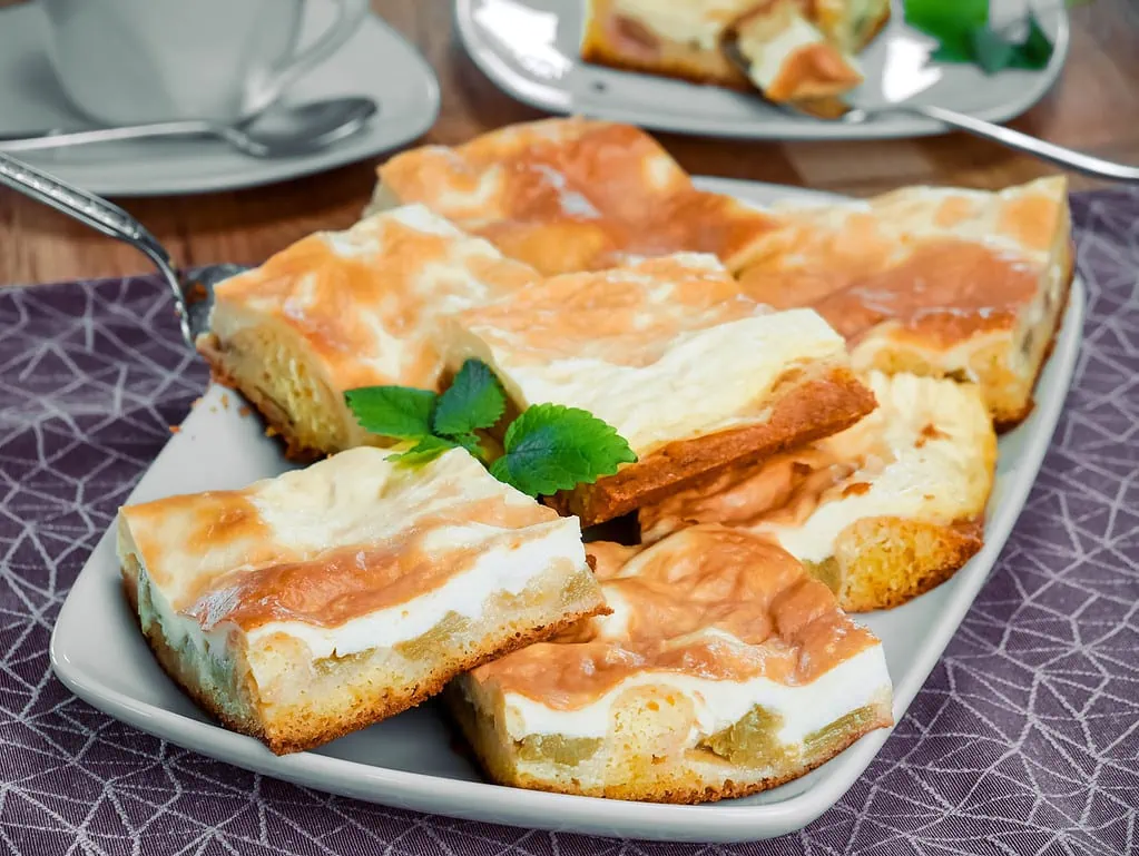 Rhabarberkuchen mit Vanille-Schmand-Guss rhabarberkuchen mit pudding und streusel