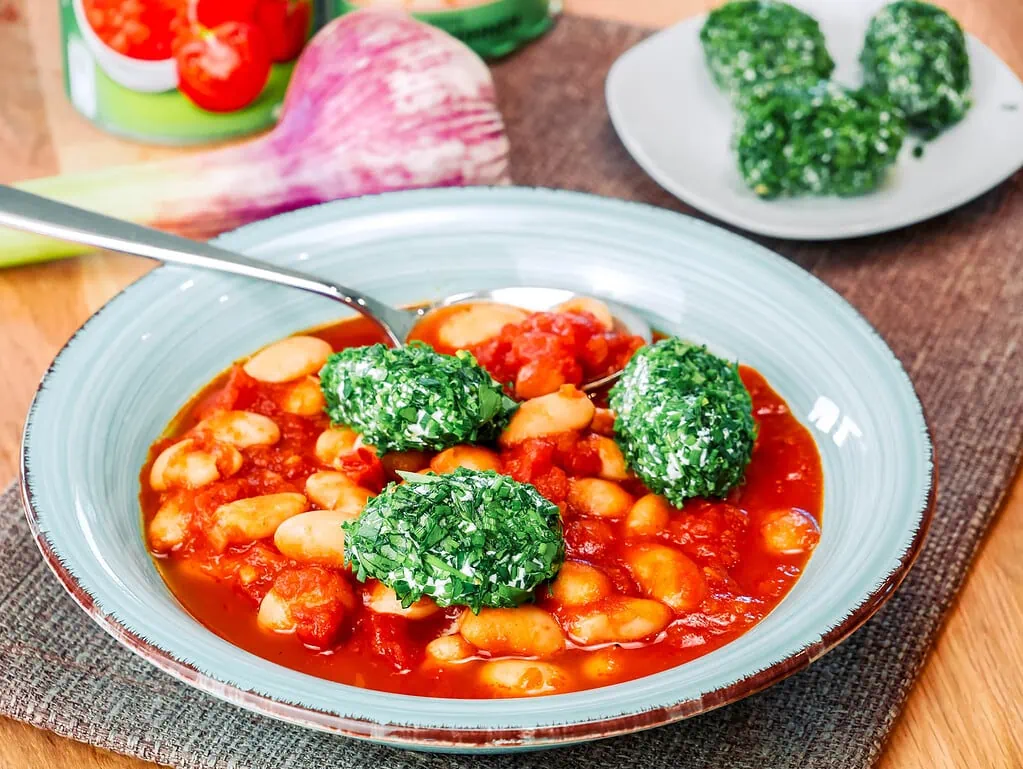 Riesenbohnen in Tomatensoße mit Frischkäse-Nockerln